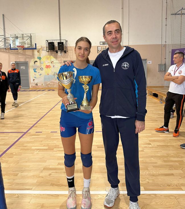 aaaPrelazni i pobednički pehar uručen kapitenu Slobode S